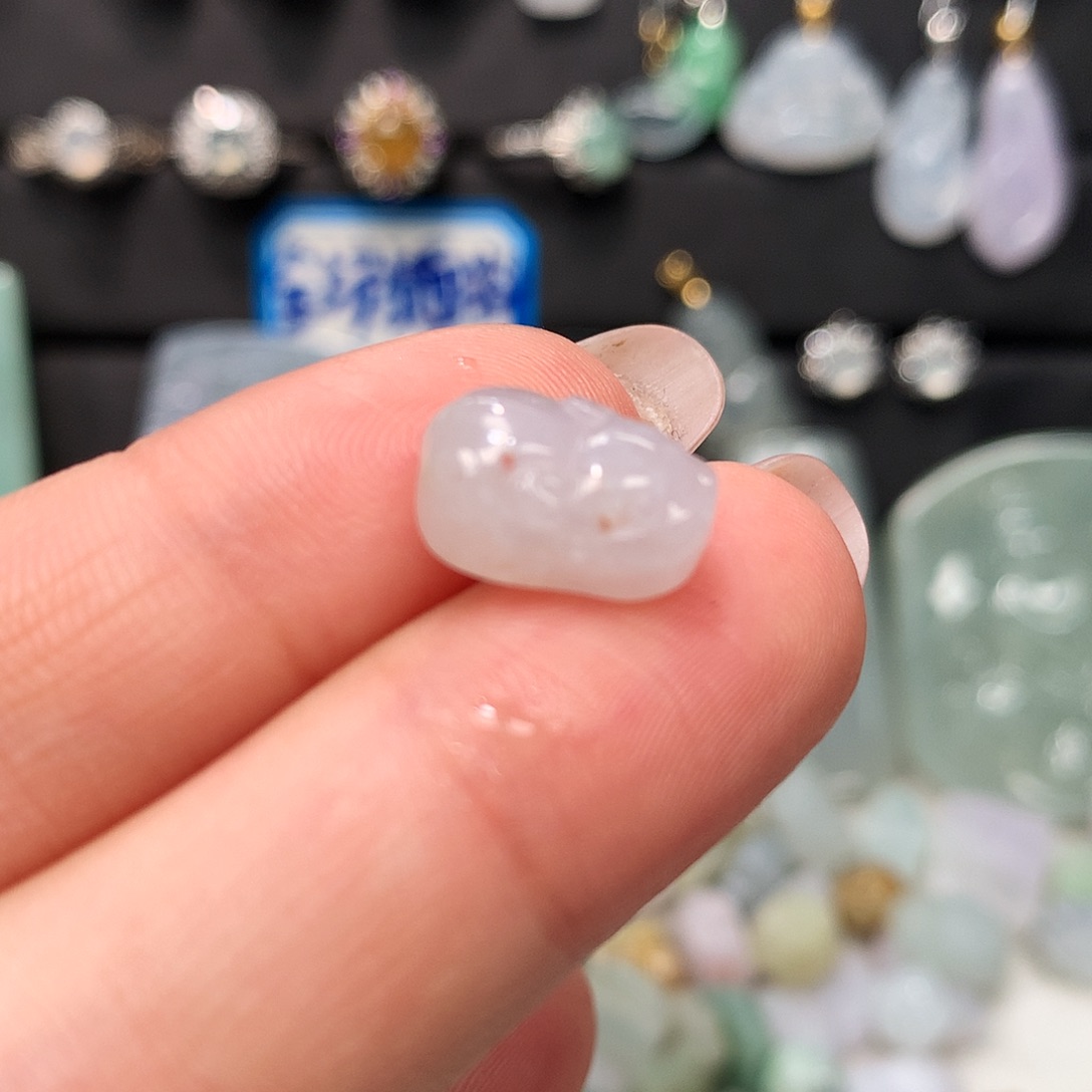 翡翠未镶嵌颈饰兔子