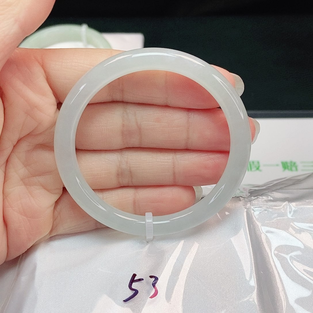 翡翠手镯未镶嵌正圆