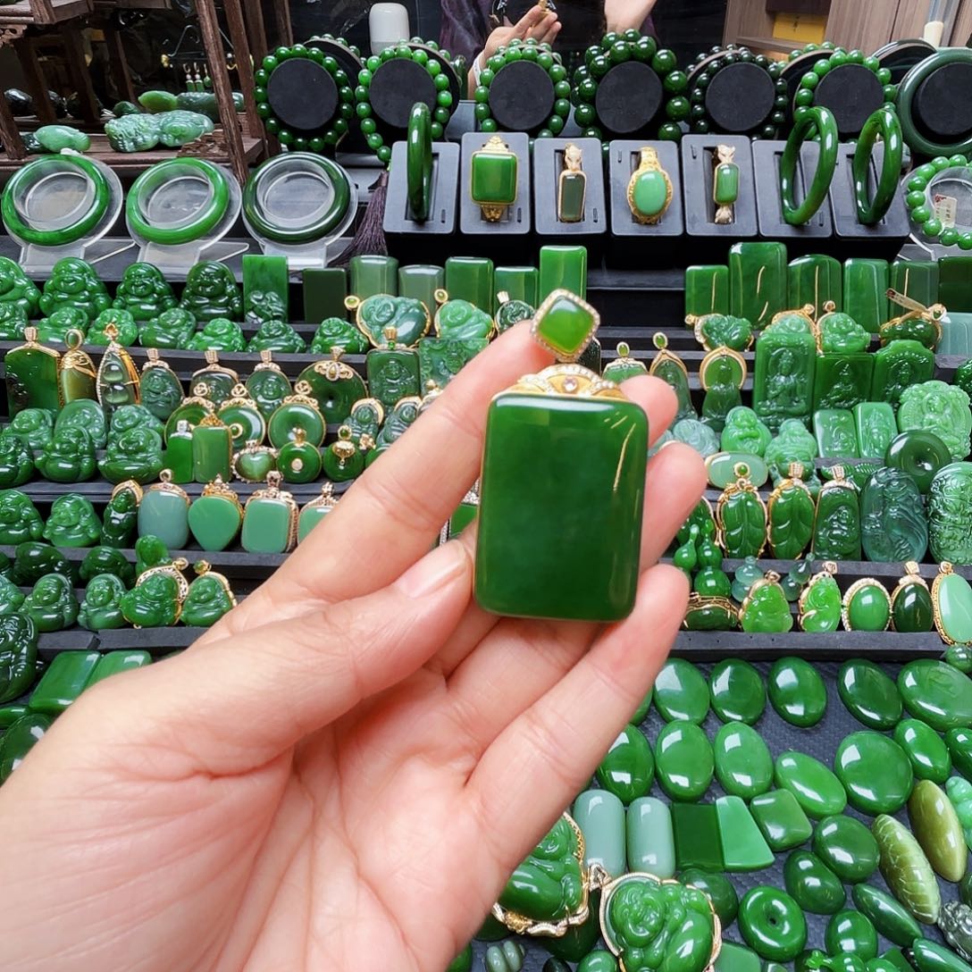 钛***7和田玉（碧玉）18K金镶嵌颈饰