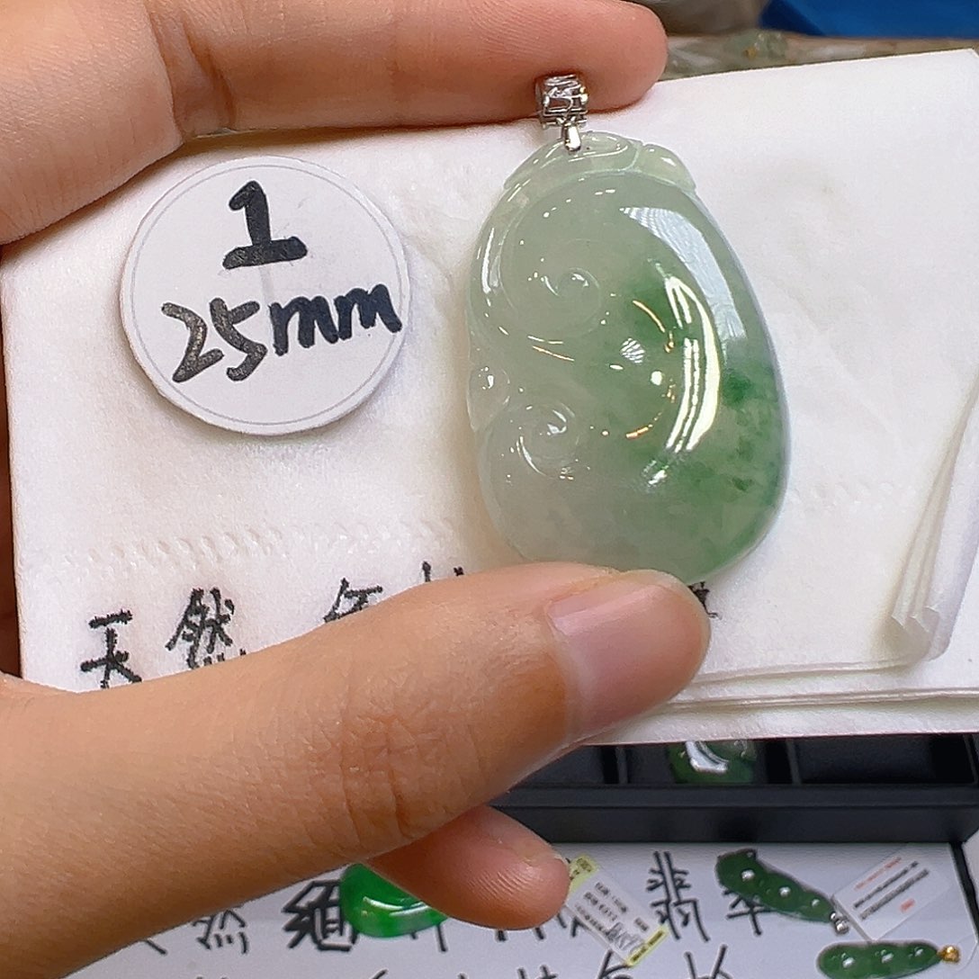 翡翠颈饰18K金镶嵌翡翠