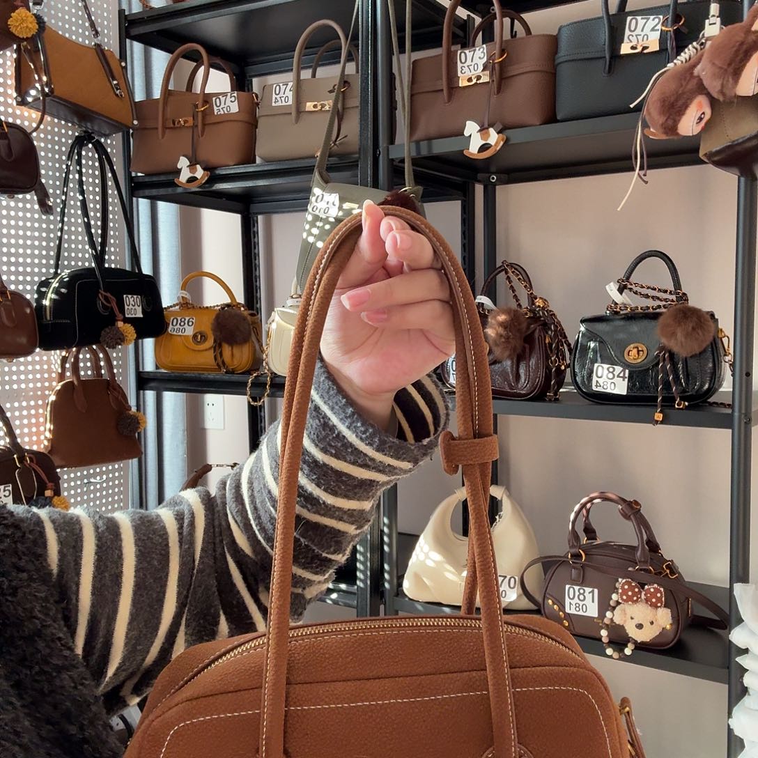 PU028法棍棕色带挂件