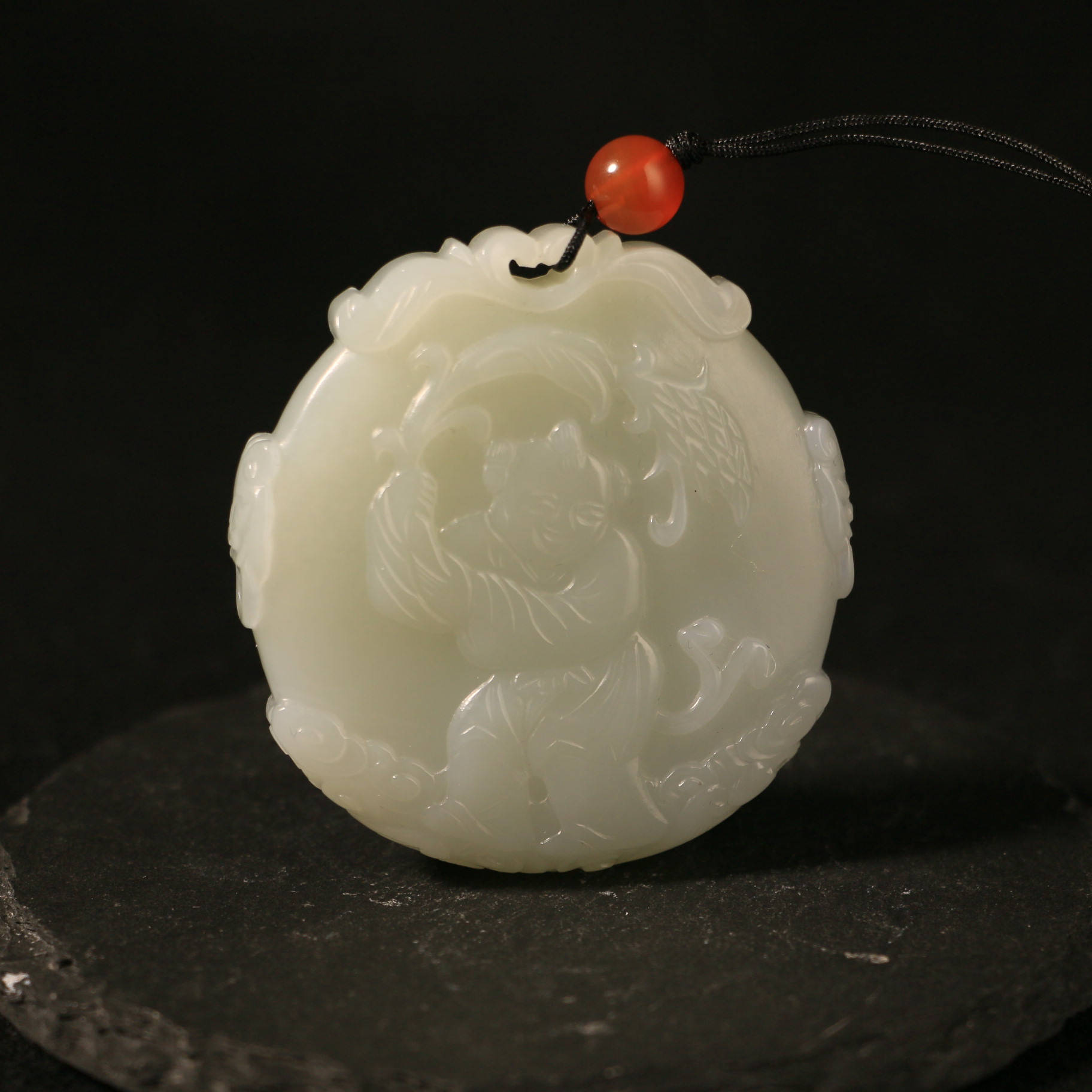17F19清白玉圆雕童子灵芝佩