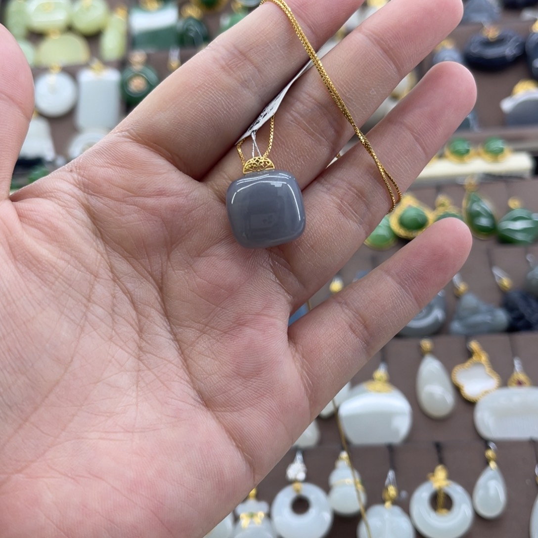 和田玉18K金镶嵌吊坠(赠链)