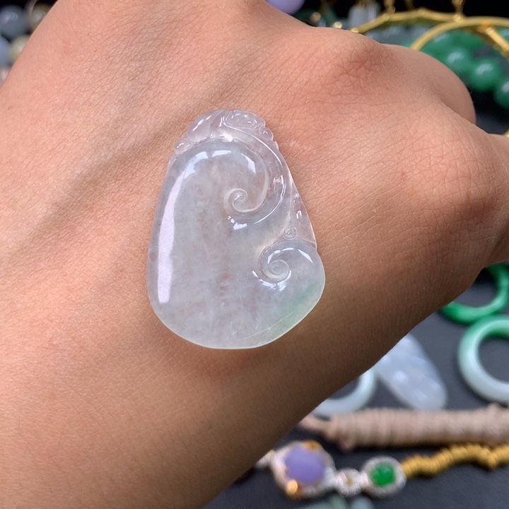 翡翠未镶嵌颈饰如意