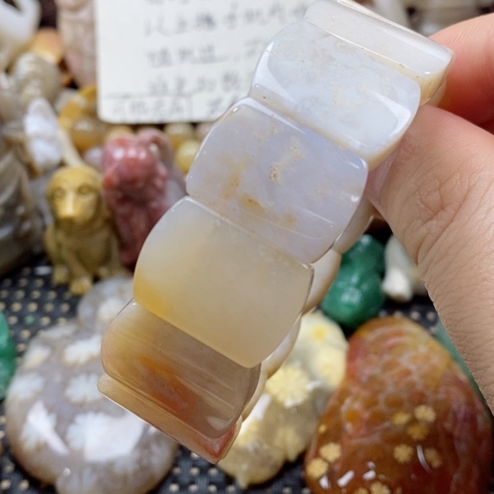 硅化珊瑚（珊瑚玉）颈饰未镶嵌