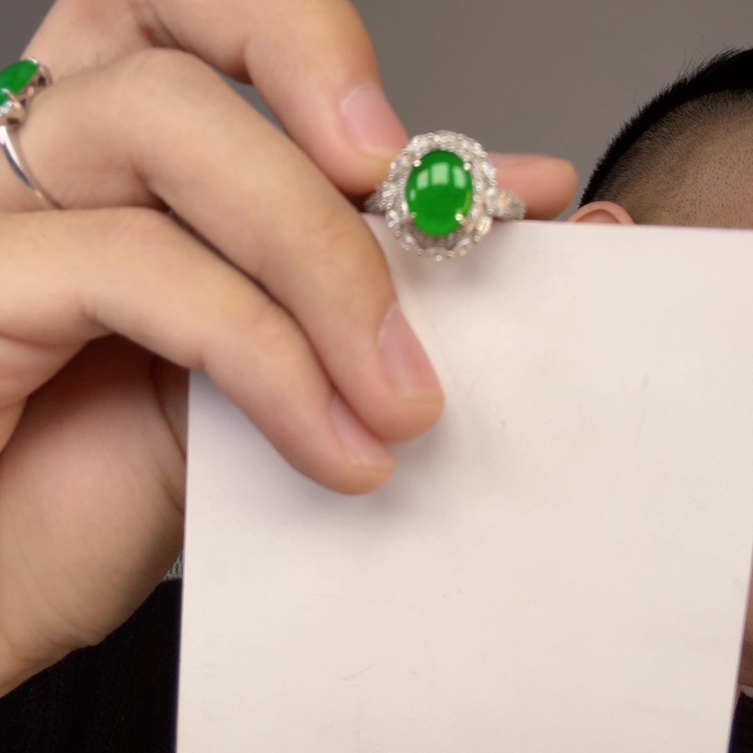 翡翠未镶嵌颈饰一件