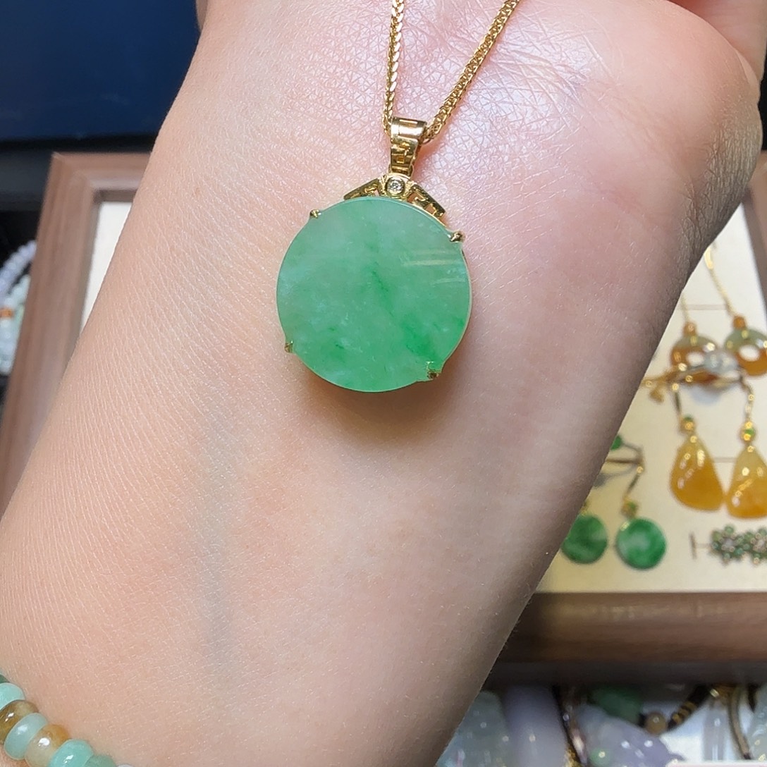翡翠18K金镶嵌颈饰翡翠冰甜绿平安圆牌
