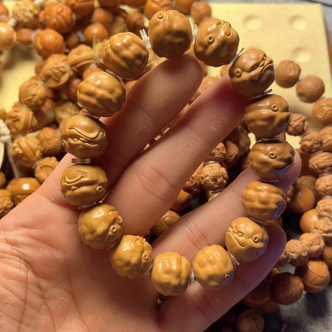 猴头核桃雕刻蛙趣