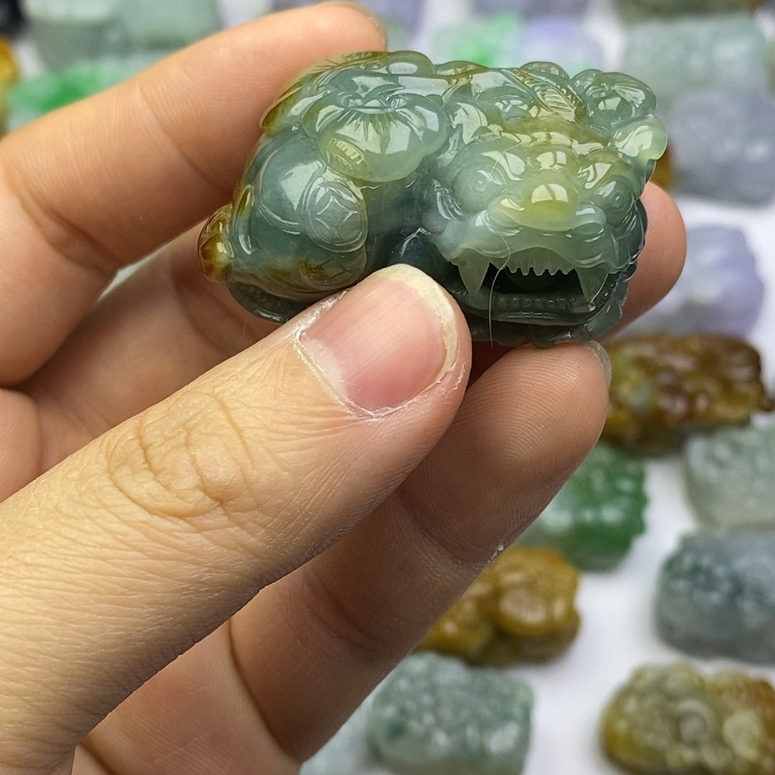 翡翠未镶嵌颈饰貔貅