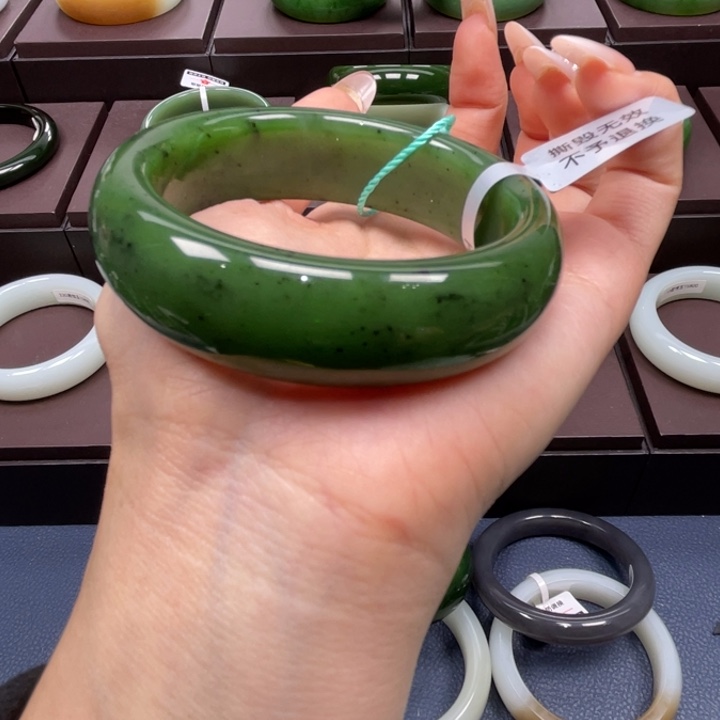 和田玉未镶嵌手镯