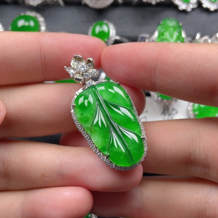 翡翠颈饰银S925镶嵌吊坠