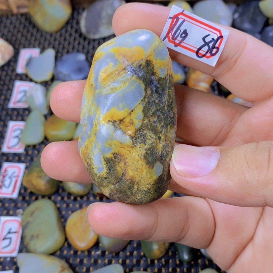 颈饰未镶嵌和田玉（糖玉）