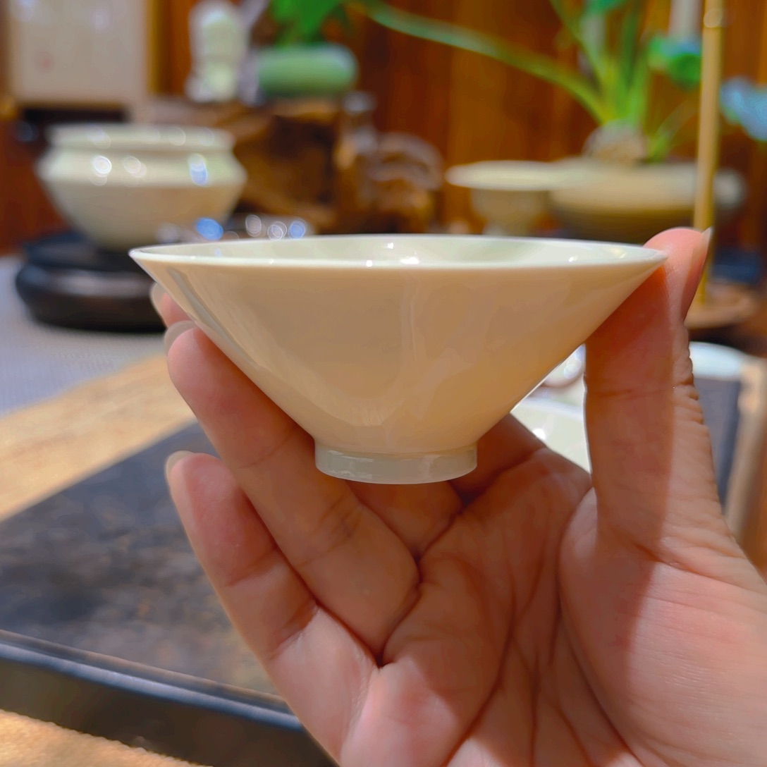 高工款斗笠盏 内刻萱草纹 微瑕