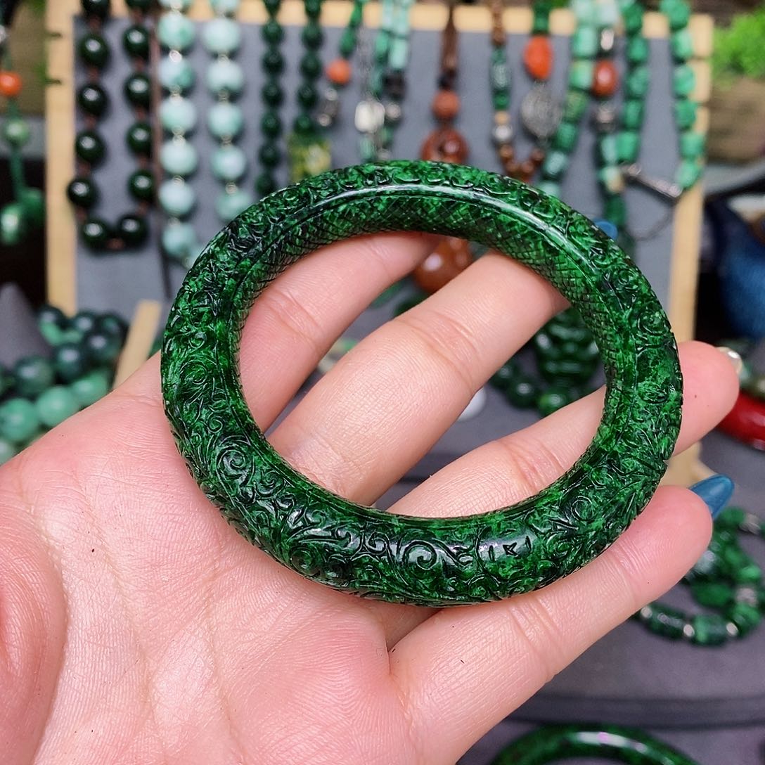 翡翠手镯未镶嵌淡**心漂亮美眉