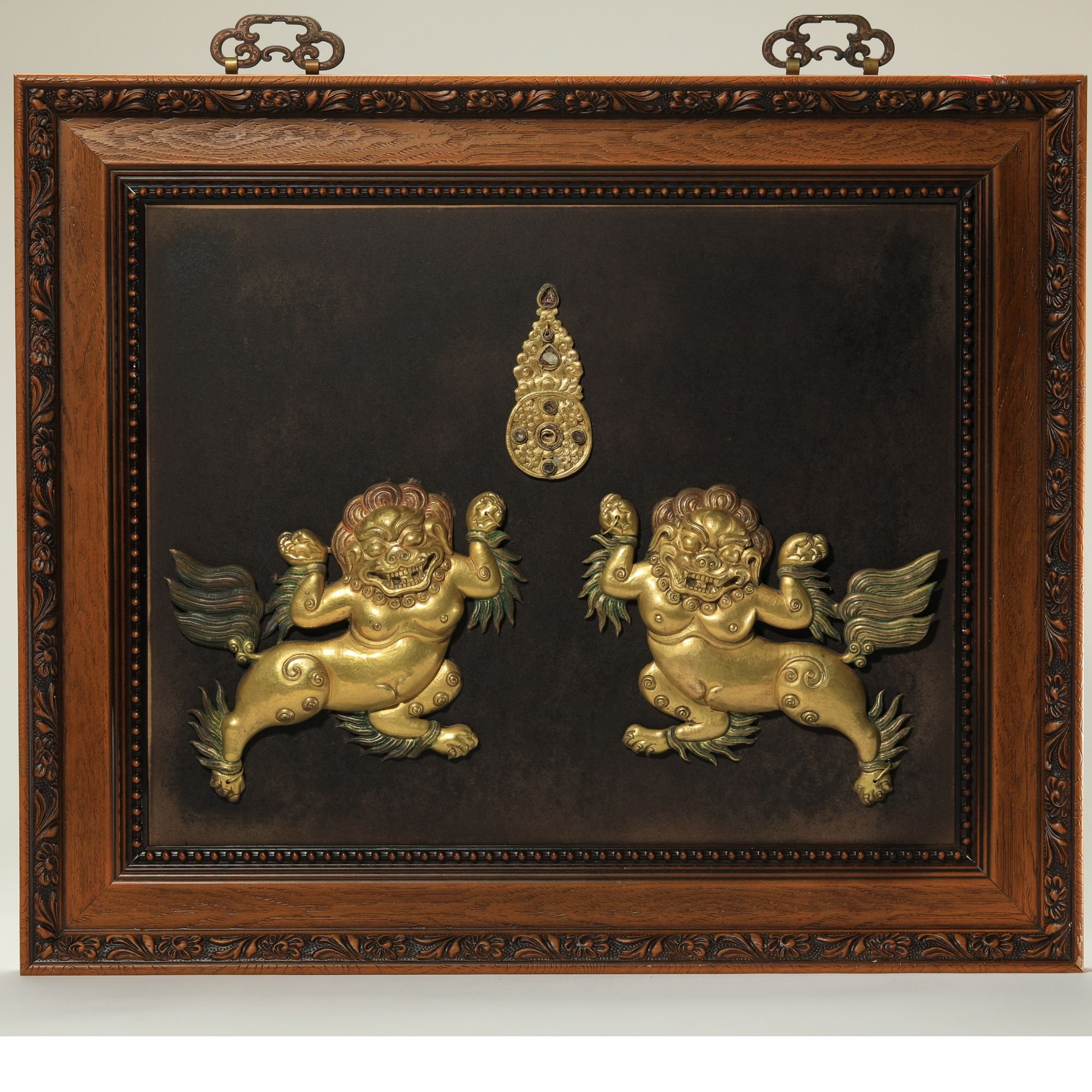 【1月18日古董拍卖】3108 清 铜鎏金雪狮挂屏