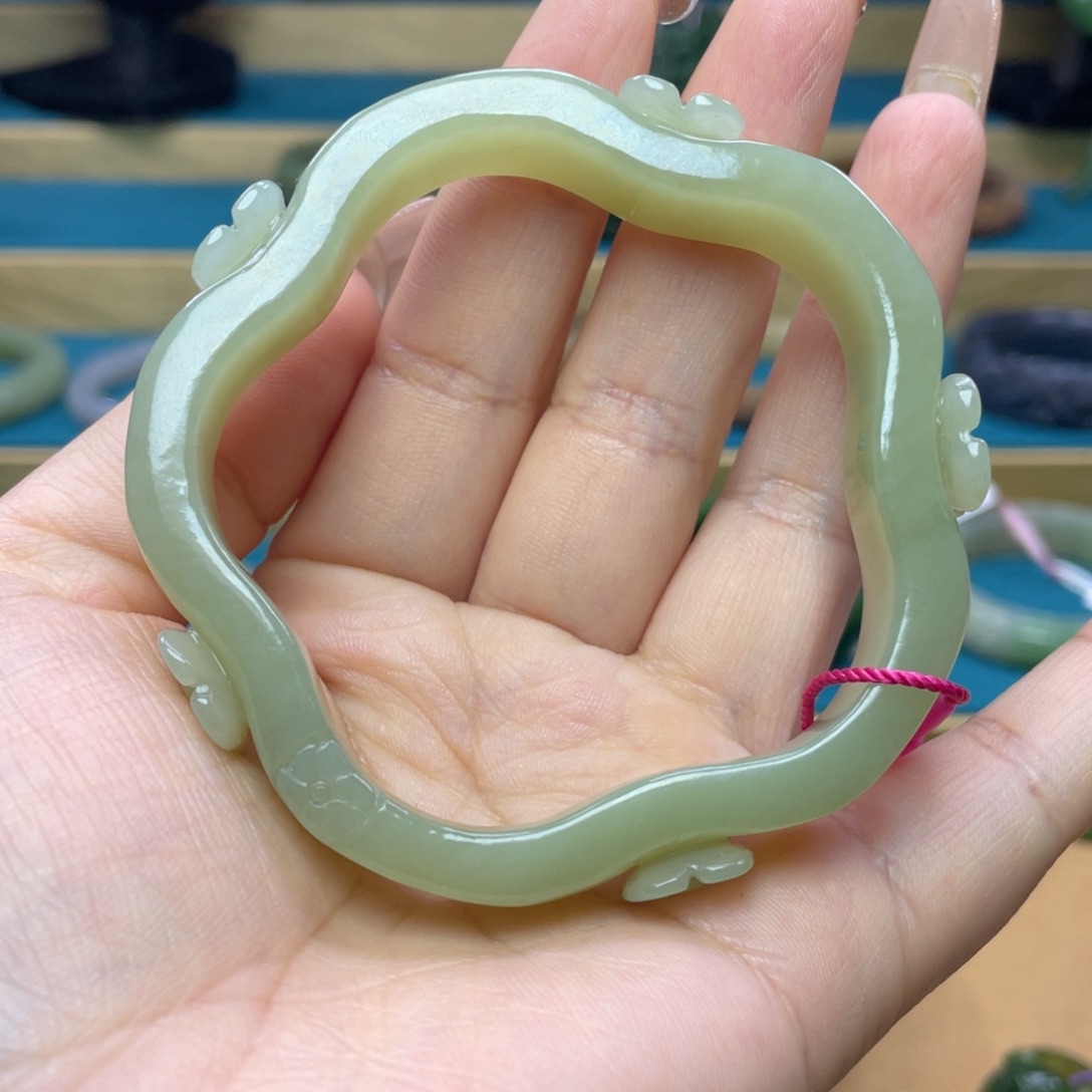 和田玉手镯60圈口。编号15未镶嵌