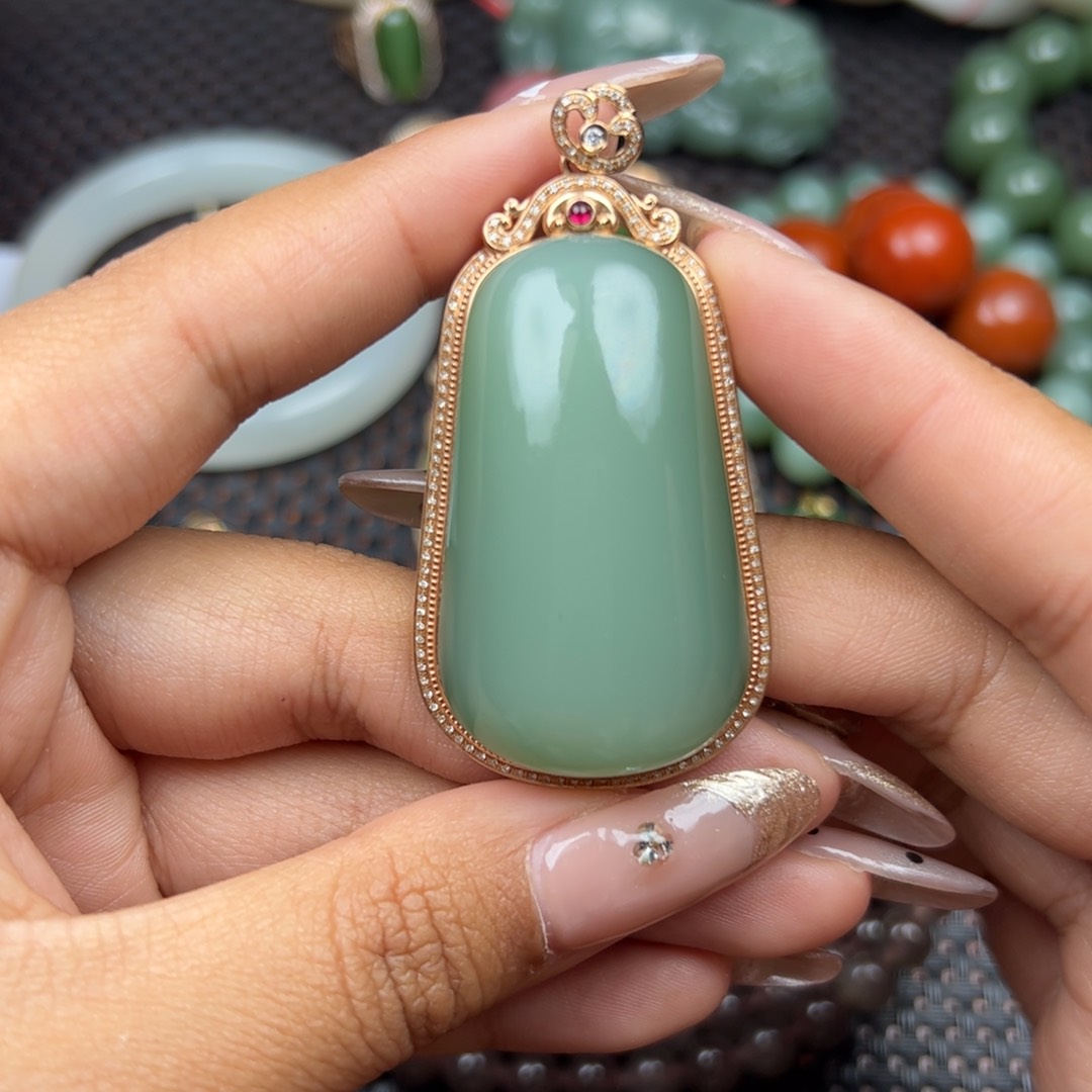 和田玉吊坠18K金镶嵌