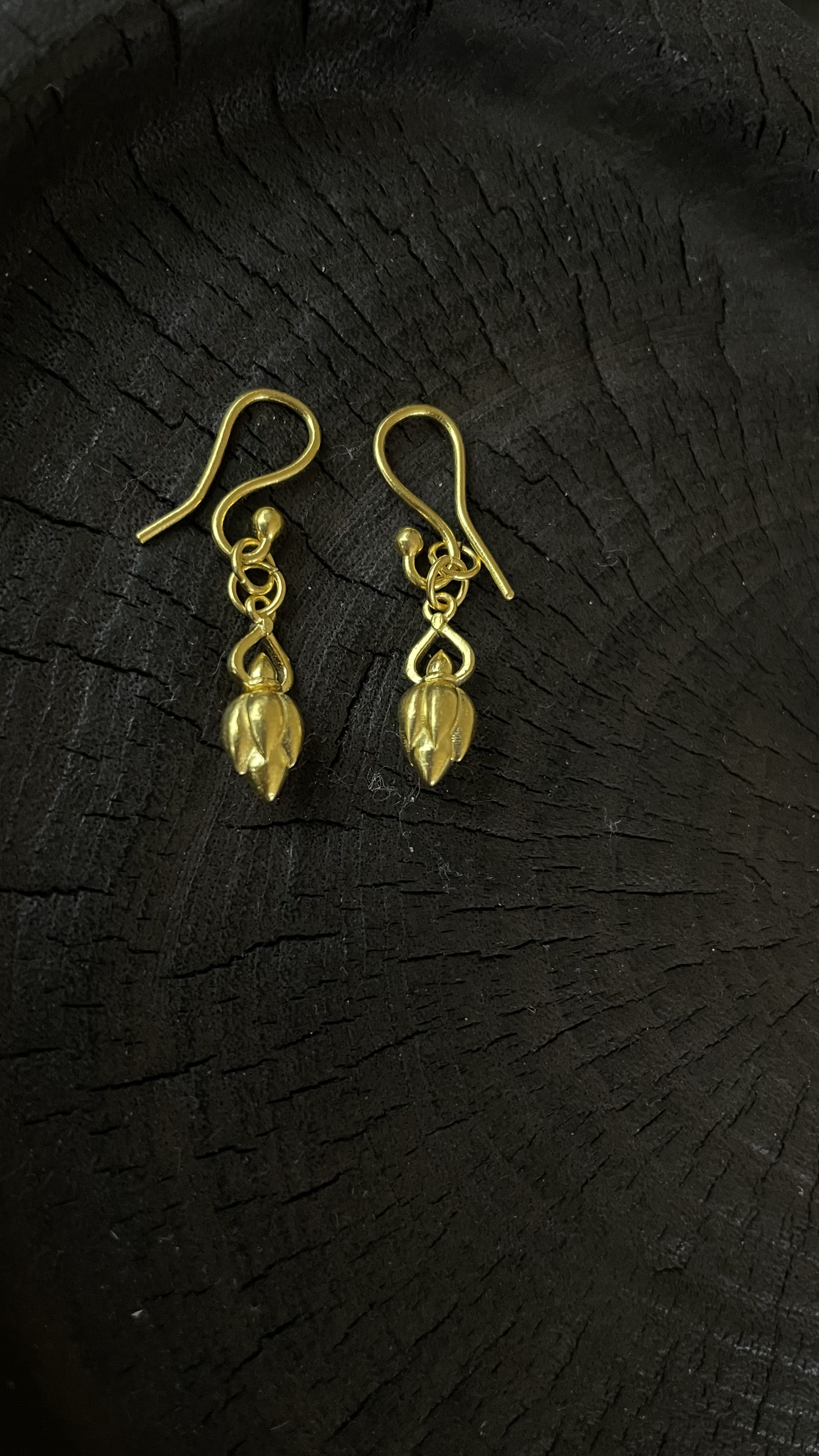 唯金珠宝 足金手工錾刻旋转花苞耳环