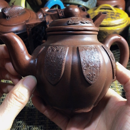 紫砂茶壶原矿泥料手工制作紫砂壶。