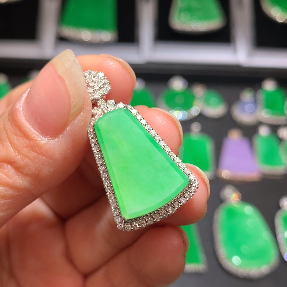 翡翠颈饰18K金镶嵌石****E翡翠