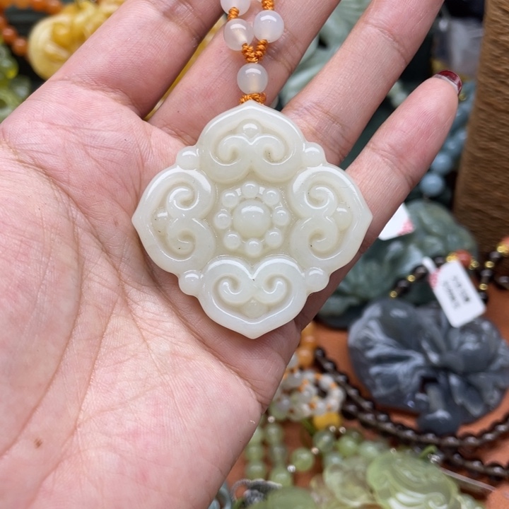 蛇纹石玉吊坠合金