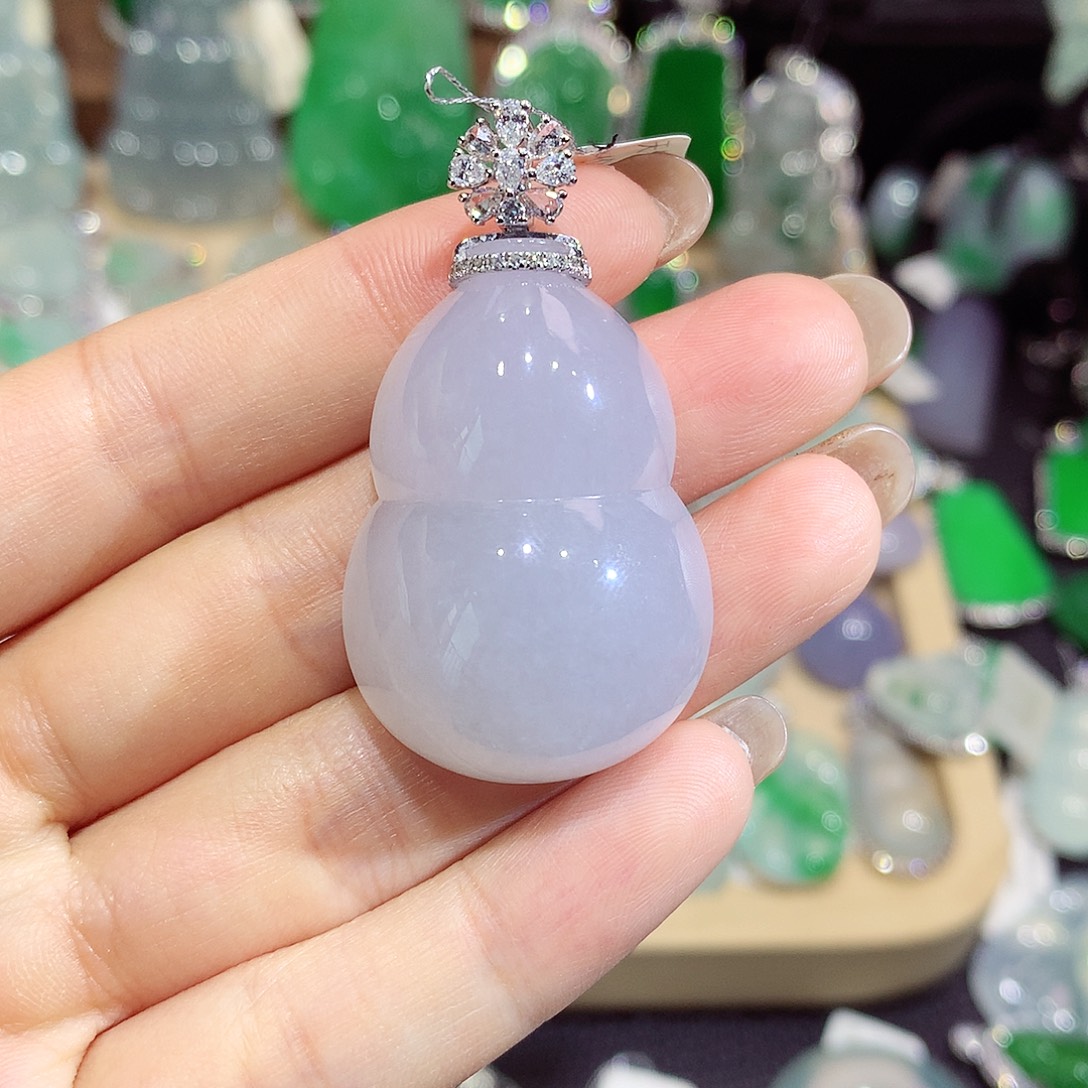 翡翠18K金镶嵌颈饰葫芦