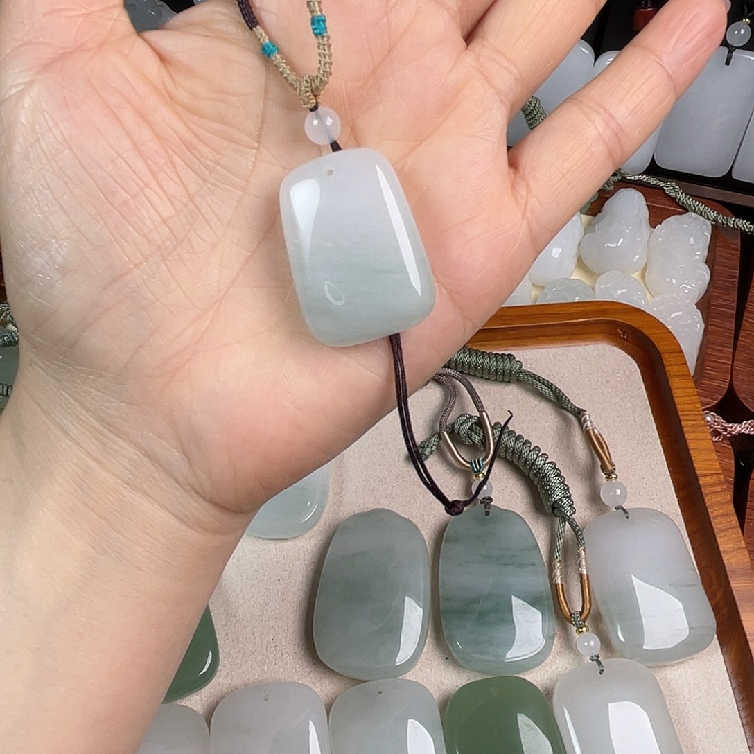 风***淡石英质玉未镶嵌颈饰