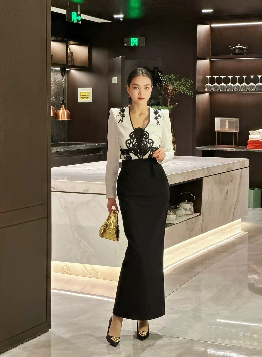 气质优雅风长款包臀连衣裙彰显独特魅力