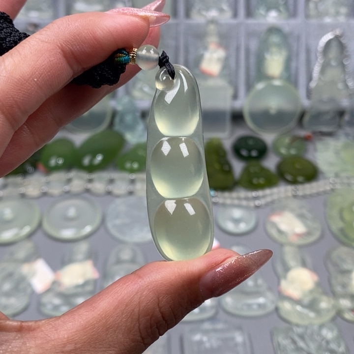 蛇纹石玉颈饰未镶嵌