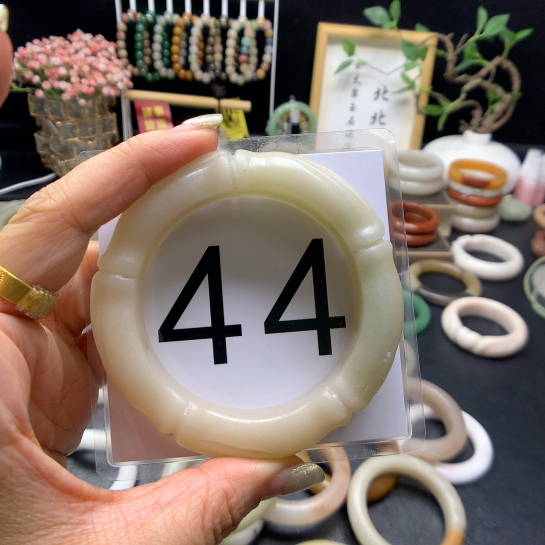 石英质玉手镯未镶嵌四**?