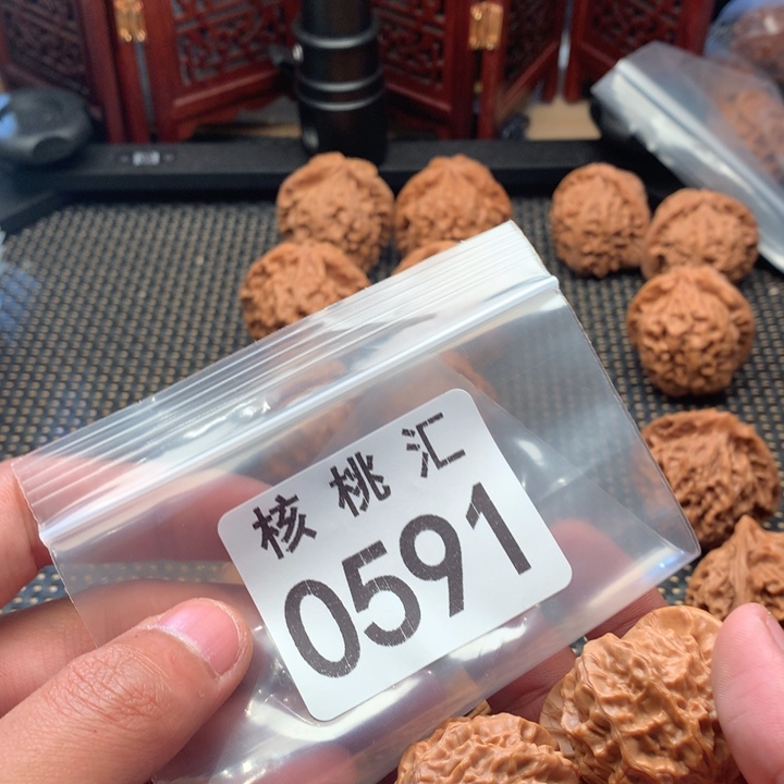 文玩核桃吊坠瓷娃娃