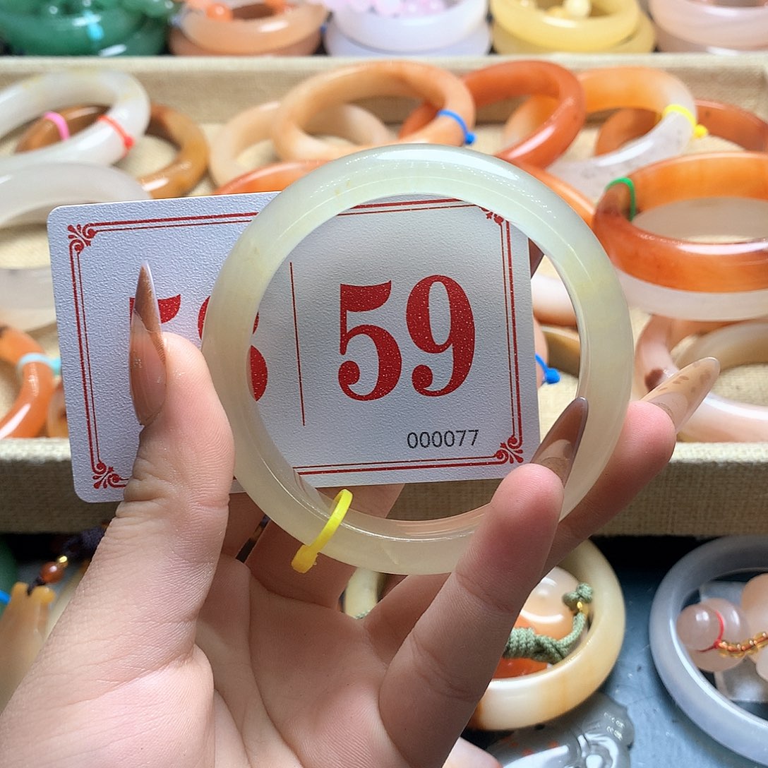 未镶嵌石英质玉（黄龙玉）手镯