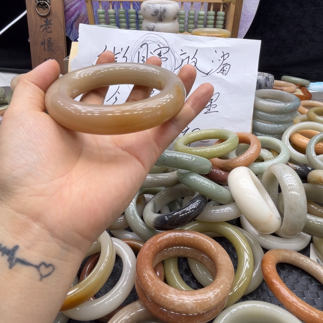 小****石英质玉未镶嵌手镯