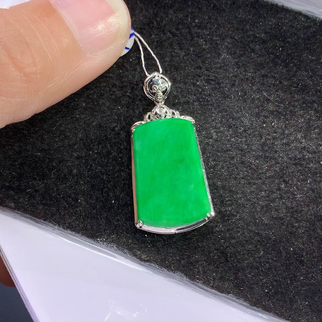 翡翠吊坠(赠链)18K金镶嵌