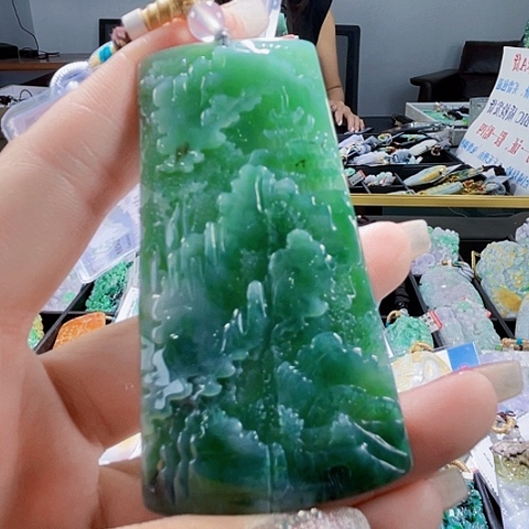 翡翠未镶嵌颈饰一个