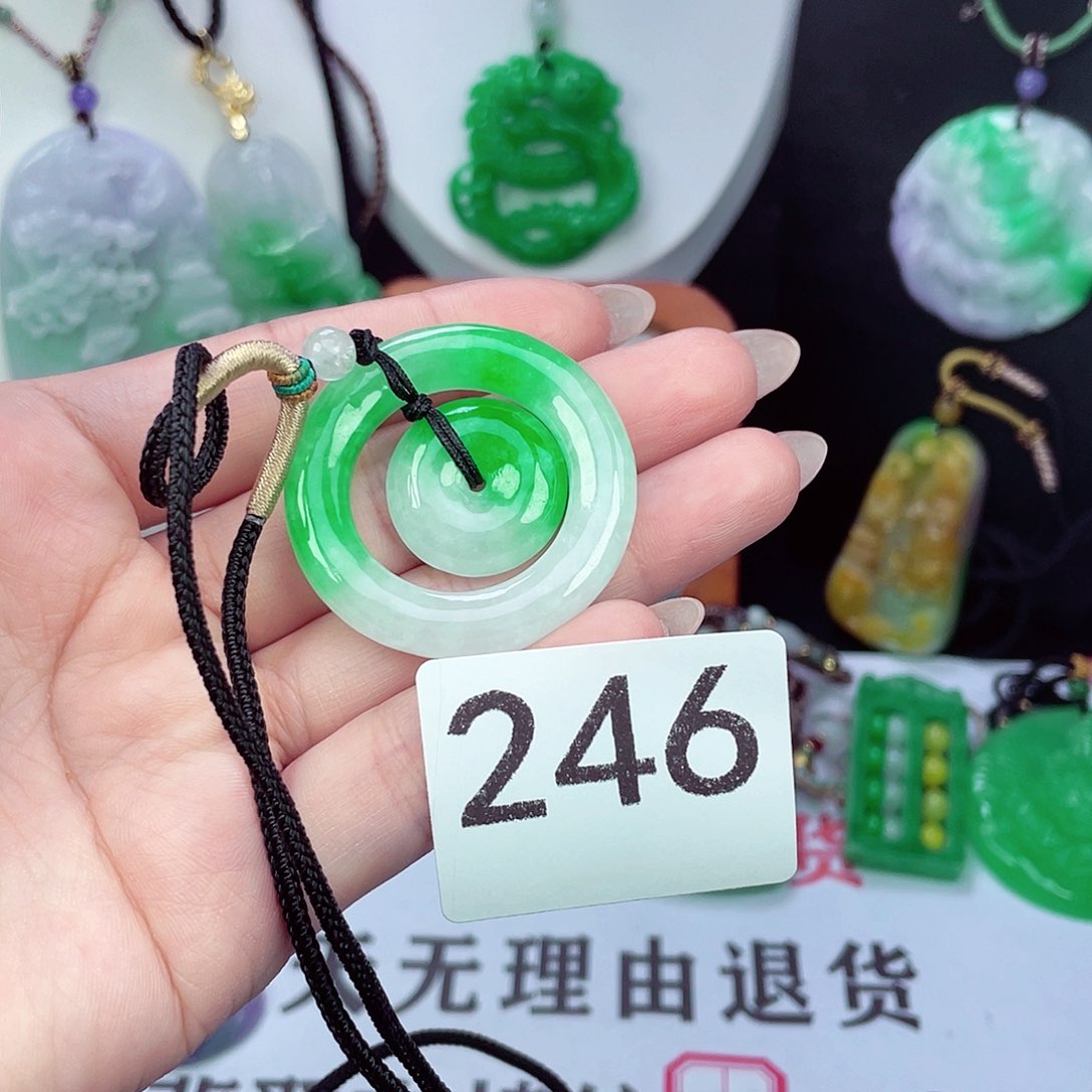 翡翠未镶嵌吊坠(赠链)