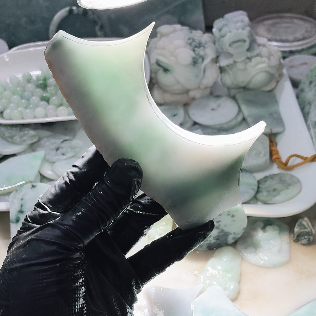 翡翠未镶嵌颈饰边角料