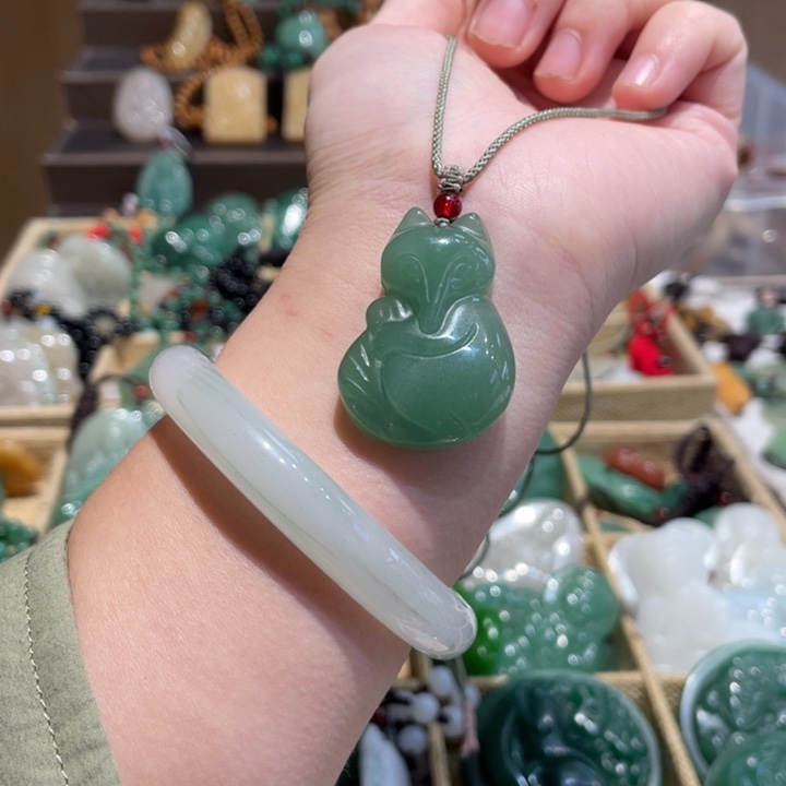 石英质玉未镶嵌颈饰