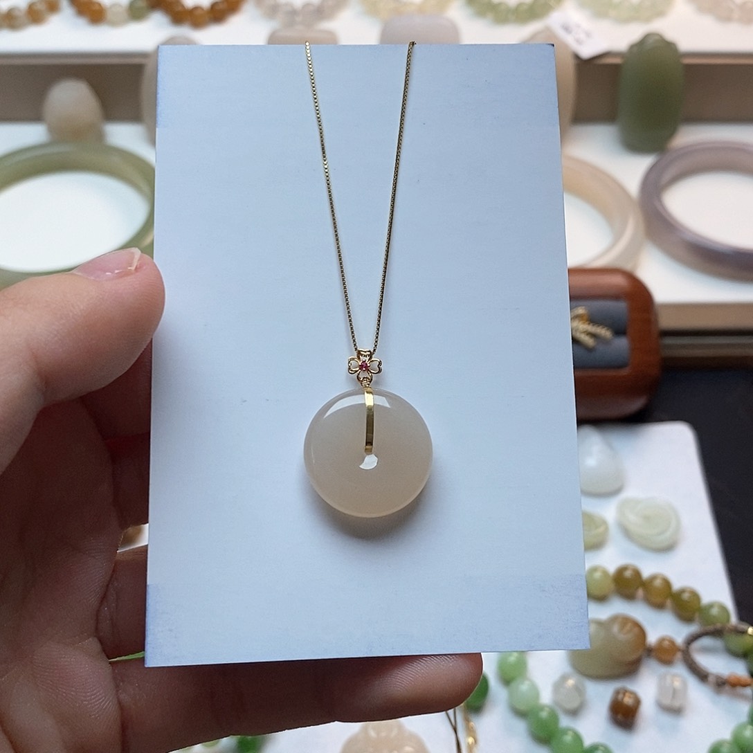 和田玉颈饰18K金镶嵌浓粉平安扣