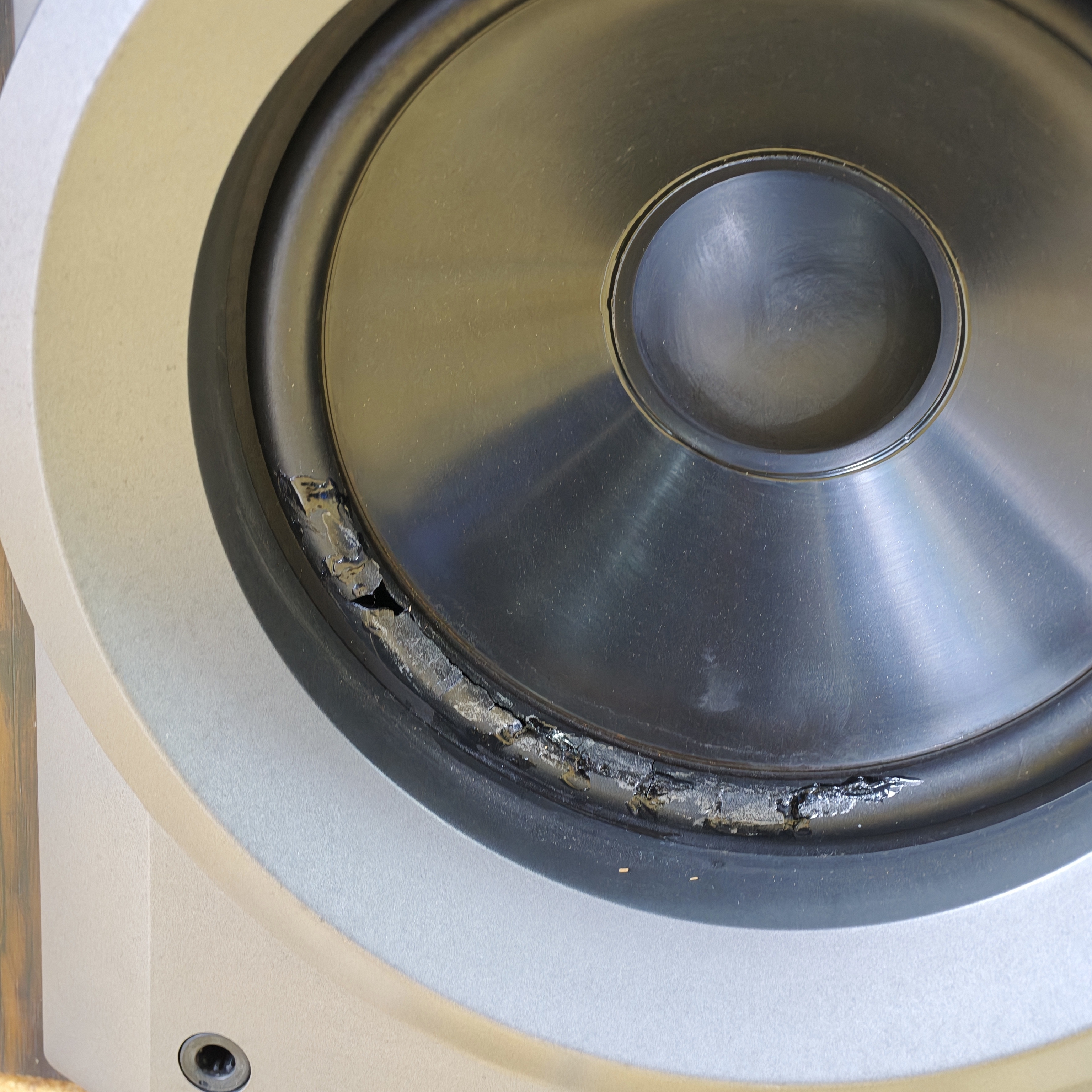 8新  二手有瑕疵爱华书架箱，6欧，VH100。邮费到付，发货后不退不换。