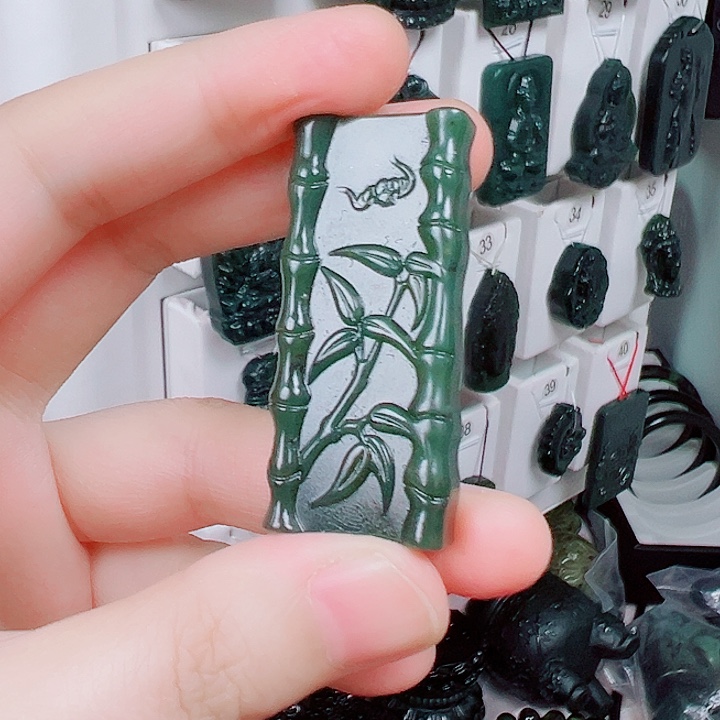 蛇纹石玉颈饰合金