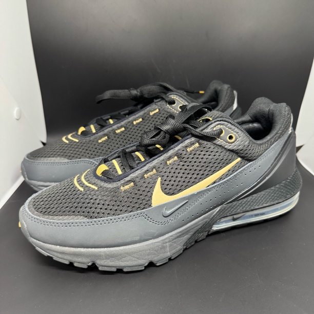 95新 NIKE/耐克 42码/air max 黑金 男款跑步休闲鞋