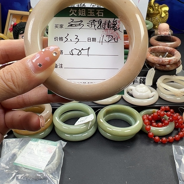我***的石英质玉未镶嵌手镯