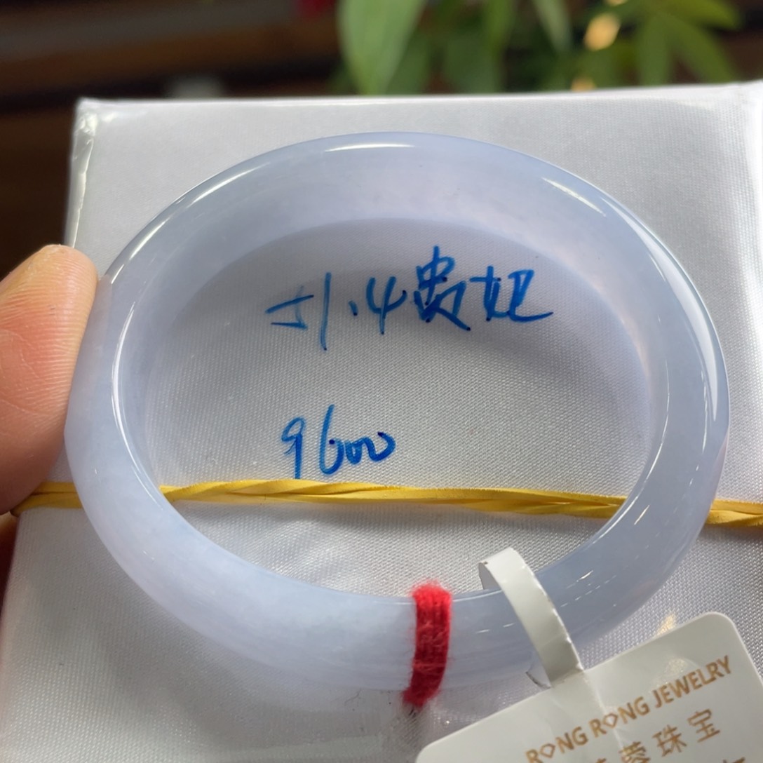 翡翠手镯未镶嵌翡翠