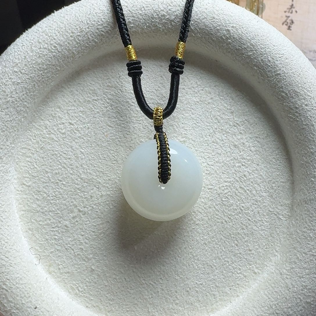 芣***凉和田玉未镶嵌颈饰白玉面包扣