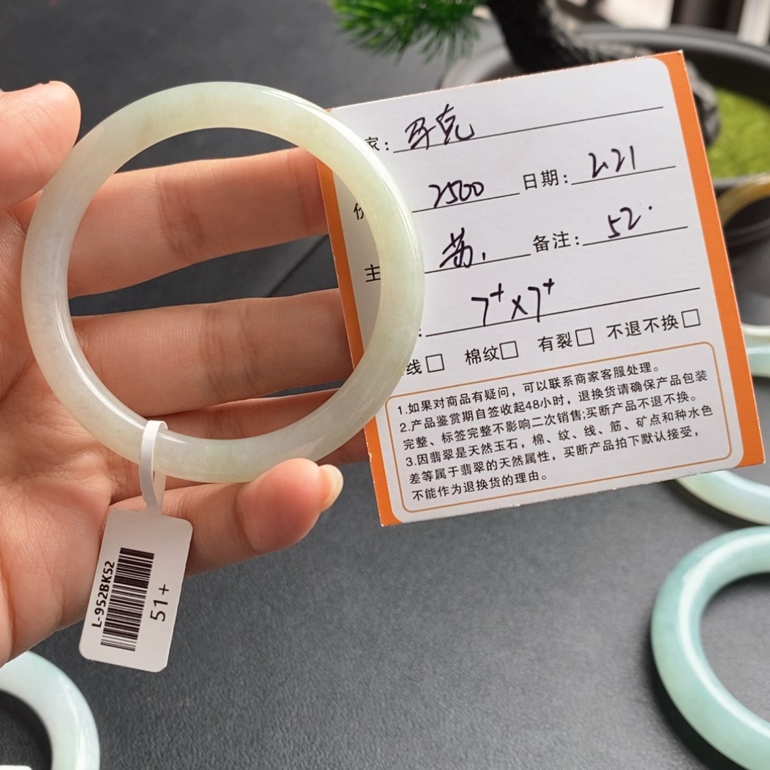 翡翠手镯未镶嵌马**人翡翠