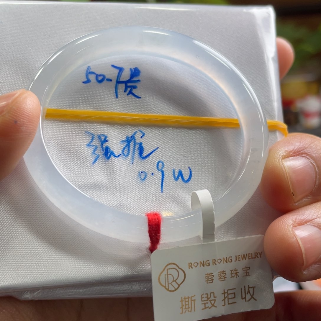 翡翠手镯未镶嵌翡翠