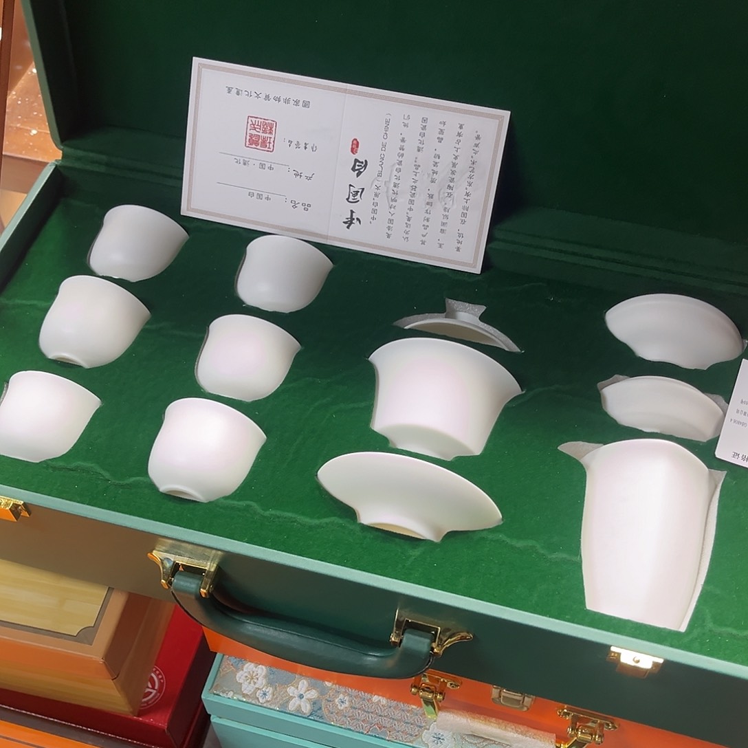 孤品茶具套装等。            