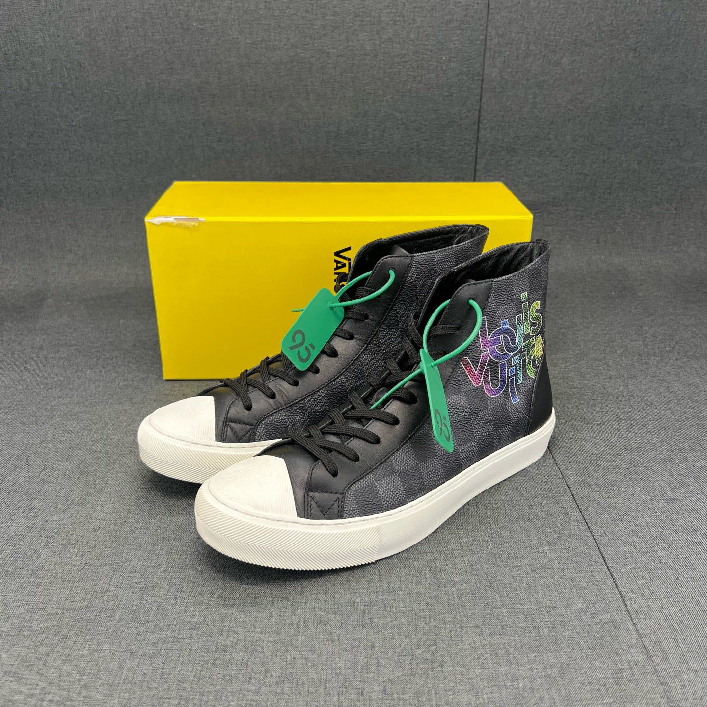 95新 LouisVuitton/路易威登 码数41LV 棋盘格 灰黑色 原盒