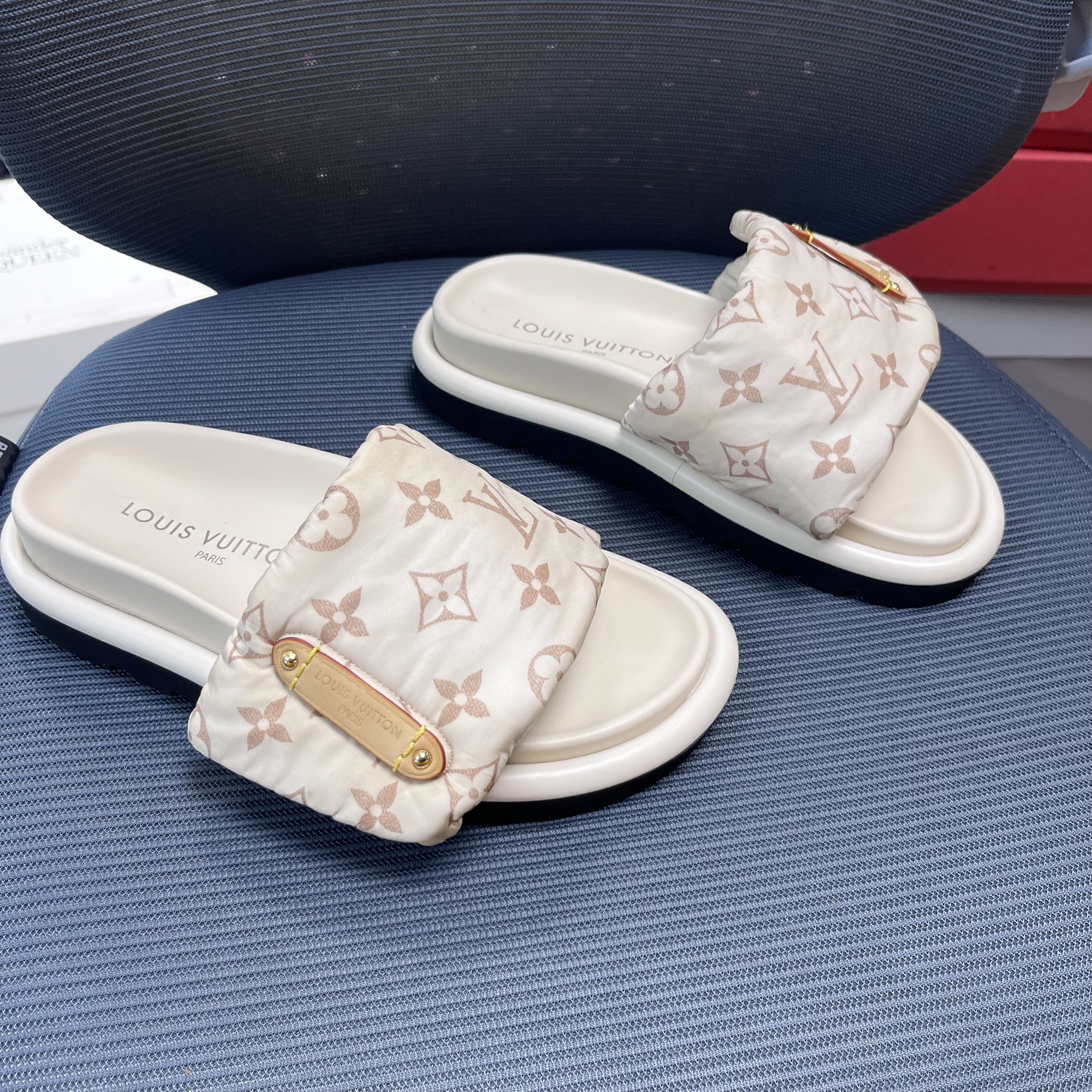 99新 LouisVuitton/路易威登 97新！36码！pillow魔术贴满印拖鞋